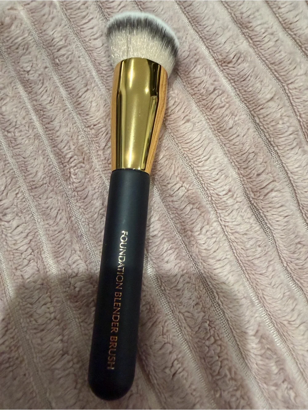 Estée Lauder Blender Brush in Black and Gold